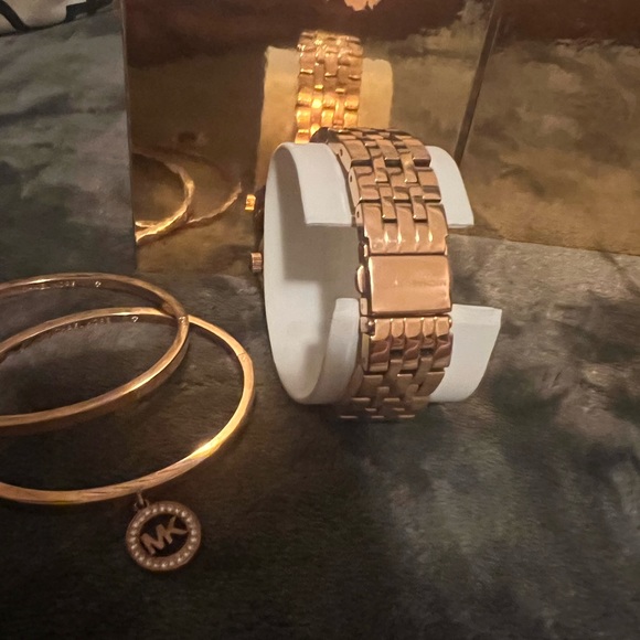 Michael Kors Watch with bracelets - Picture 6 of 8